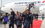 Zurück auf französischem Boden: Torhüter Hugo Lloris präsentierte am Flughafen Charles de Gaulle in Paris den WM-Pokal. (Bild: Bob Edme/AP)
