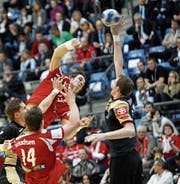 Bo Spellerberg (hinten, im EM-Halbfinal 2008 gegen Deutschland) füllt in St. Gallen eine Doppelrolle aus. (Bild: Morten Holm/AP)