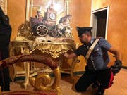 Ein italienischer Carabiniere bei der gestrigen Razzia in Rom.Bild: EPA