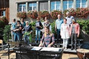 Anlässlich von «Kirchberg bewegt 2017» fand am 3. September auf dem Dorfplatz ein «offenes Singen» statt. Mit dabei der Chor Sing mit Dietschwil, der sich mittlerweile in VoceSonante umgetauft hat. Vorne am Piano Dirigentin Jacqueline Gemperli. (Bild: Beat Lanzendorfer)