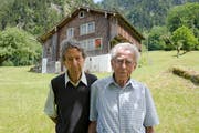 Alois und Hans Gisler (rechts) vor dem «Haus In der Weid» (heute Oberwiler), dem ehemaligen Atelierhaus der Künstlerfamilie Gubler und ab 1928 das Wohnhaus der Familie Gisler. (Bild: Christof Hirtler, Bürglen, 15. Juli 2018)