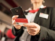 Das GA oder ein Abonnement eines Verkehrsverbundes können neu als Karte oder über über die Smartphone-App von SBB und BLS vorgewiesen werden. (Bild: KEYSTONE/CHRISTIAN BEUTLER)