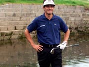 Aus Wasser und Morast wollte Jean van de Velde den Ball auf das Green schlagen (Bild: KEYSTONE/AP)