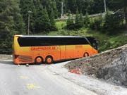 Weil er die Warnschilder missachtete, blieb ein Carfahrer in Graubünden stecken. (Bild: Kapo GB)