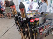 Im Wallis darf derzeit kein Feuerwerk abgefeuert werden. Die Verkäufer von Feuerwerkskörpern sind verpflichtet, die Kunden beim Kauf über das Verbot zu informieren. (Bild: Keystone/LUKAS LEHMANN)