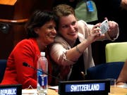 Bundesrätin Doris Leuthard (links) und Sophie Neuhaus, Vertreterin der Jugendverbände der Schweiz, machen bei ihrem Auftritt in New York ein Selfie. (Bild: KEYSTONE/EPA/JASON SZENES)