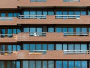 Wer Wohneigentum erwirbt, profitiert weiterhin von tiefen Zinsen. (Bild: KEYSTONE/OLIVIER MAIRE)