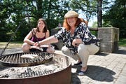 Selbst sind die Frauen: Gemeindepräsidentin Sonja Wiesmann und TZ-Redaktorin Sabrina Bächi packen Würste auf den Grill. (Bild: Mario Testa)