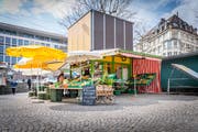 Der Klipp-Klapp-Marktstand ist ein Überbleibsel eines früheren Versuchs, den ständigen Markt in St.Gallen attraktiver zu gestalten. Er blieb ein Prototyp, weil die Opposition dagegen aus der Bevölkerung zu gross war. (Bild: Urs Bucher)
