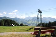Das Bänkli verspricht eine wunderbare Sicht auf den Stockberg, den Säntis und das Dörfchen Neu St. Johann. (Bild: Corinne Bischof)