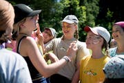 Mädchen des Blauring Altdorf bereiten sich mit der Kriegsbemalung auf das «Fighter-Game» vor. (Bild: Corinne Glanzmann, Buttisholz 16. Juli 2018)