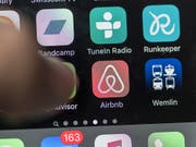 Airbnb-Gäste müssen künftig auch in Basel-Stadt für ihre Aufenthalte bezahlen. (Bild: KEYSTONE/CHRISTIAN BEUTLER)