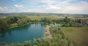 Blick auf den Vago Weiher. Vor fünf Jahren schenkte die Baufirma (heute Kibag) der Gemeinde die ehemalige Kiesgrube. (Bild: Mario Testa)