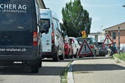 Kurz vor Lütisburg staut sich der Verkehr auch in Fahrtrichtung Wil. (Bild: Ruben Schönenberger)
