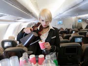 Wer im Flugzeug essen oder trinken will, muss immer häufiger extra bezahlen. (Bild: KEYSTONE/CHRISTIAN BEUTLER)