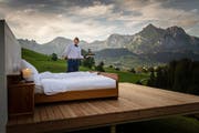 Weisses Hemd und Handschuhe, dazu Fliege sind Pflicht für den Butler. (Bild: pd)