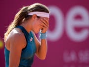 Stefanie Vögele begreift ihre Welt nicht mehr - als Geheimfavoritin in Gstaad gewinnt sie in der Startrunde gegen Tamara Korpatsch nur zwei Games (Bild: KEYSTONE/EPA KEYSTONE/ANTHONY ANEX)
