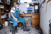 Gemeinderat Franz Keiser in seinem Büro auf dem Hof in Neuheim. (Bild: Werner Schelbert (8. Juni 2016)
