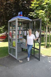 Heidi Müller, Leiterin der Öffentlichen Bibliothek Einsiedeln, vor dem neuen Angebot im Paracelsuspark. (Bild: PD)