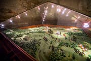 Das Gefecht bei Frauenfeld 1799: Das Geländerelief ist im Massstab 1:1000, die Zinnfiguren im Massstab 1:45. (Bild: Andrea Stalder)