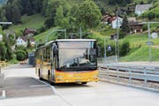 Ein Bus nach Herisau in der Wendeschleife am Bahnhof Brunnadern-Neckertal: Die Linie Brunnadern-St. Peterzell-Herisau liegt bei der Kostendeckung im grünen Bereich. (Bild: Martin Knoepfel)
