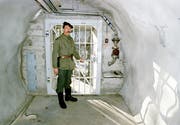 Der Eingang zur unterirdischen Bunkeranlage bei Gstaad, in der die P-26 Ausbildungen durchführte. (Bild: Keystone)