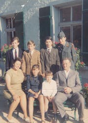 Von links (oben): Heinz, die Zwillinge Paul und Peter sowie Markus. Von links (unten): Mutter Claire, Zita, Stefan und Vater August. (Bild: PD)