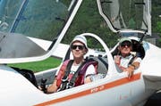 Fabian Danner (vorne), freut sich mit Experte Ruedi Wissmann über die bestandene Prüfung. (Bild: Matthias Piazza (Buochs, 18. Juli 2018))