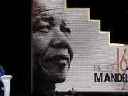 Eine Ikone der Freiheit: Witwe Graca Machel vor einem Porträt ihres Mannes Nelson Mandela an einem Gedenkanlass zu dessen 100. Geburtstag in Johannesburg. (Bild: KEYSTONE/AP/THEMBA HADEBE)