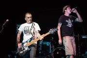 Proben für die grosse Party: Bassist Roy Fankhauser und Sänger Matthias Howald in der Grabenhalle. (Bild: Benjamin Manser)