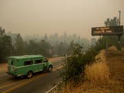 Eine wegen des Waldbrandes gesperrte Strasse in den Yosemite-Nationalpark. (Bild: KEYSTONE/FR34727 AP/NOAH BERGER)