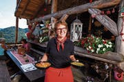 Ruth Breitenmoser aus Mosnang, Siegerin 2014 der Fernsehsendung «Landfrauenküche» vom Schweizer Fernsehen, verköstigt die Besucher des Gottesdienstes und der Freilichtspiele. (Bild: PD)