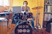«Einer der 1000», steht auf Flavio Strässles Schlagzeug. Er musste, nachdem er in die Band aufgenommen wurde, innerhalb von vier Monaten viel lernen. (Bild: Remo Zollinger)