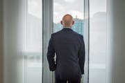 Bleibt noch bis Ende Jahr, dann muss er gehen: Raiffeisenchef Patrik Gisel. (Bild: Benjamin Manser (St. Gallen, 22. März 2016))