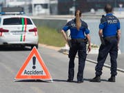 Die Neuenburger Kantonspolizei sperrte die Strasse, auf der der Unfall passierte, für mehr als sieben Stunden. (Bild: KEYSTONE/SANDRO CAMPARDO)