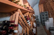 Das Weinlager der Bürgergemeinde: Hinten rechts wartet in den grauen Harassen der Bechteliswein 2019. (Bild: Andrea Stalder)