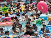 Ab ins kühle Nass: Bei lebensbedrohlicher Hitze tummeln sich Besucherinnen und Besucher in einem Pool eines Vergnügungsparks in Tokio. (Bild: KEYSTONE/EPA/KIMIMASA MAYAMA)