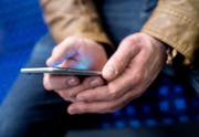 Stimmbürger können sich künftig auch über eine App über Abstimmugnen informieren. (Bild: KEYSTONE/DPA/Hauke-Christian Dittrich)