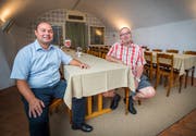Mit Tischstandarte und Blumenschmuck: Rathausverwalter Herbert Vetter und Rathauswart Beat Dürger im repräsentativen Keller, dessen bauliche Ursprünge in den 1670er-Jahren liegen dürften. (Bild: Andrea Stalder)