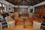 Blick in den Gerichtssaal im Schwyzer Rathaus vom Richterstuhl aus gesehen. Am Tischchen in der Mitte muss jeweils der Beschuldigte Platz nehmen, wo er vom Richtergremium befragt wird. (Archivbild Bote der Urschweiz)