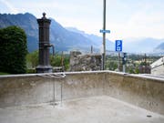 Trocken gelegter Brunnen im bündnerischen Malans. Das Dorf hat angesichts der anhaltenden Trockenheit mehrere Brunnen abgestellt, um Wasser zu sparen. (Bild: KEYSTONE/GIAN EHRENZELLER)