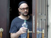 Der russische Theater- und Filmregisseur Kirill Serebrennikow am Mittwoch beim Verlassen des Gerichts, nachdem er erfahren hat, dass sein Hausarrest erneut verlängert worden ist. (Bild: Keystone/AP/ALEXANDER ZEMLIANICHENKO)