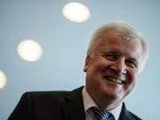 Der deutsche Innenminister Horst Seehofer freute sich, dass an seinem 69. Geburtstag auch 69 Afghanen abgeschoben wurden - nun kommen aber weitere Missstände bei deutschen Abschiebungen ans Licht. (Bild: KEYSTONE/EPA/CLEMENS BILAN)