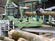 Rund 50 Prozent der Erntemenge wird in der Schweiz als Stammholz in die Sägereien geliefert und zu Bauholz oder Möbeln verarbeitet. (Bild: Keystone/LAURENT GILLIERON)
