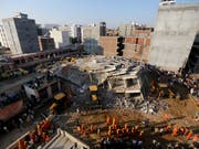 Beim Einsturz von zwei Häusern in Neu Delhi sind mindestens drei Menschen ums Leben gekommen. (Bild: KEYSTONE/AP/ALTAF QADRI)