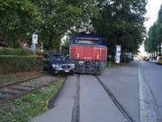 Eine Rangierlokomotive rammte am Mittwoch in Zug ein Auto. Verletzt wurde niemand, es entstand jedoch Sachschaden von einigen Tausend Franken. (Bild: Zuger Strafverfolgungsbehörden)