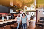 Führen das «Casa Segreto»: Simonetta und Adriano Cristiano sowie Thomas Binder. Unterstützung erhalten sie von den Eltern des Wirtepaars, Teresa Cristiano und Toni Segreto. (Bild: Roman Scherrer)