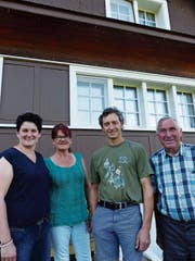 Die engagierten Krinauer Rita Grob, Verena Bollhalder, Matthias Wickli und Hansueli Ammann (von links) treffen sich vor dem Schulhaus, in dem Ueli Bräker zur Schule ging. (Bild: Kathrin Burri)