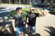 Paul Lipp und Reto Leuthold vom vierköpfigen Kraut-Kuratorenteam besichtigen den Bundesplatz. (Bild: Jakob Ineichen (Luzern, 18. Juli 2018))
