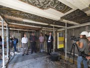 Die wertvollen Deckenmalereien im ersten Obergeschoss des Morell-Hauses haben den Brand und die Löscharbeiten weitgehend überstanden. (Bild: KEYSTONE/LUKAS LEHMANN)